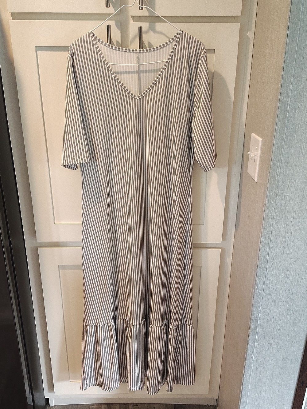 Source Unknown Vertical Stripe V-Neck Maxi Dress in White and Gray - Picture 1 of 5